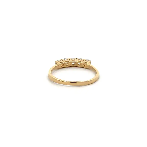 Goldring mit Zirkonen