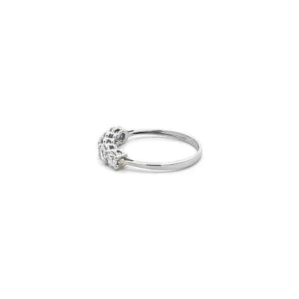 Ring mit Zirkonen aus Weißgold
