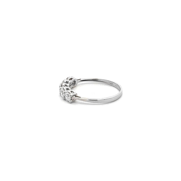 Ring mit Zirkonen aus Weißgold