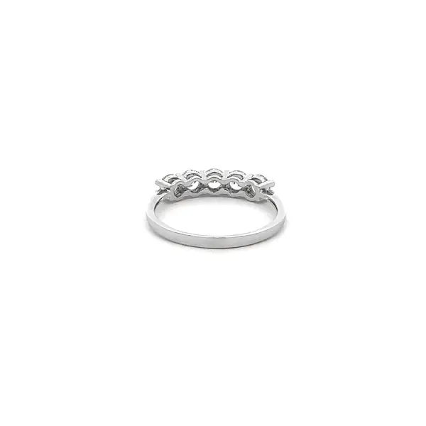 Ring mit Zirkonen aus Weißgold