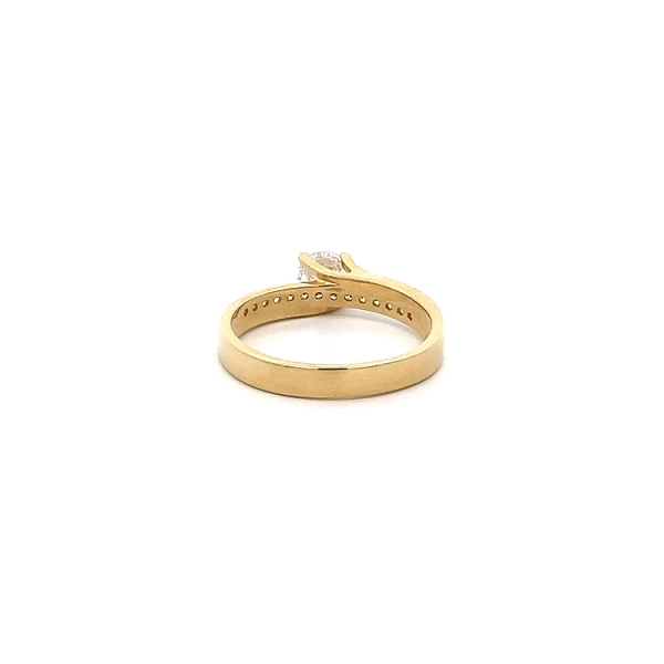 Gold Verlobungsring mit Zirkonen