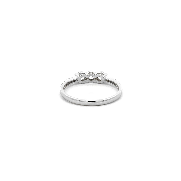 Ring mit Zirkonen aus Weißgold