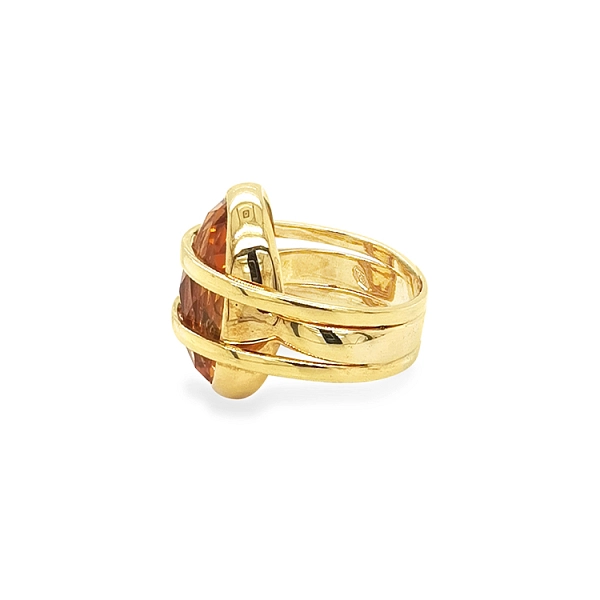 Goldener Ring mit Quarz