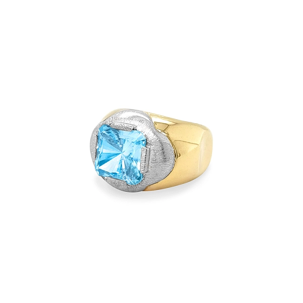 Goldring mit blauem Stein