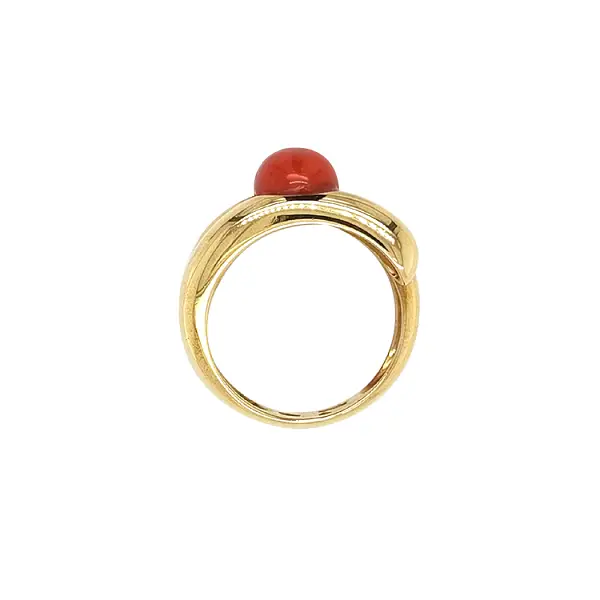 Goldring mit Koralle