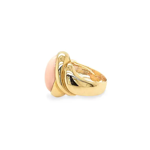 Goldring mit Koralle