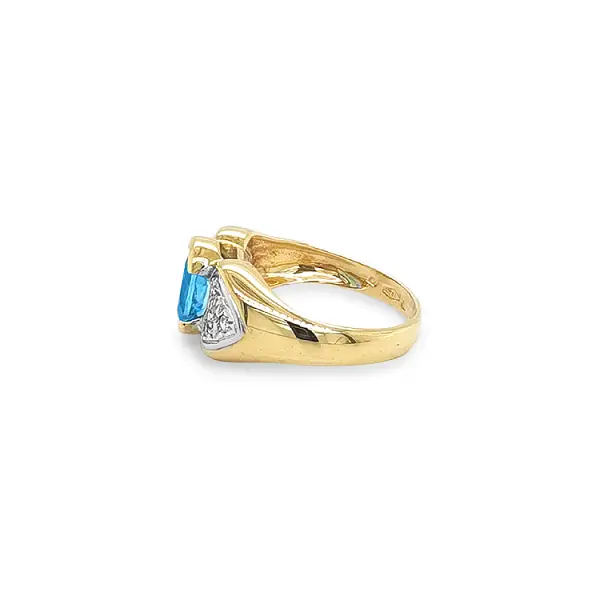 Exklusiver Goldring mit blauem Topas und Zirkonia