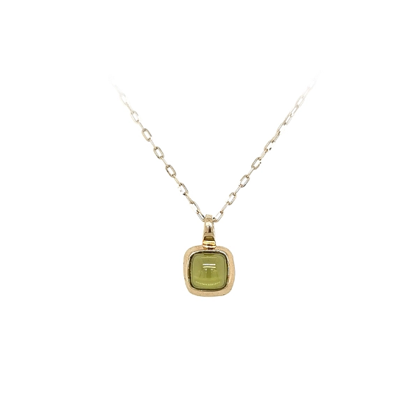 Gold-Anhänger mit grünem Stein
