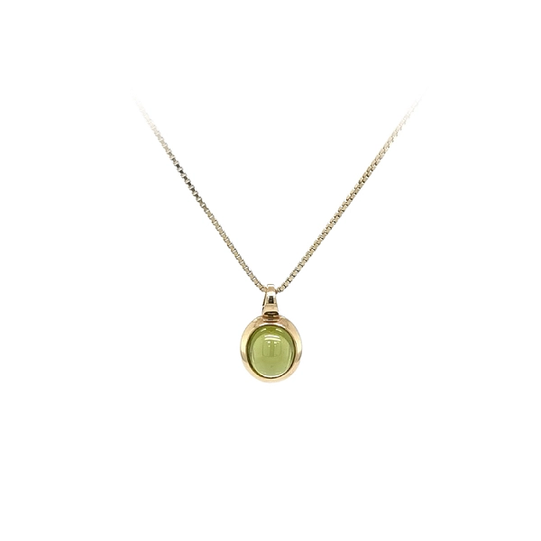 Gold-Anhänger mit grünem Stein