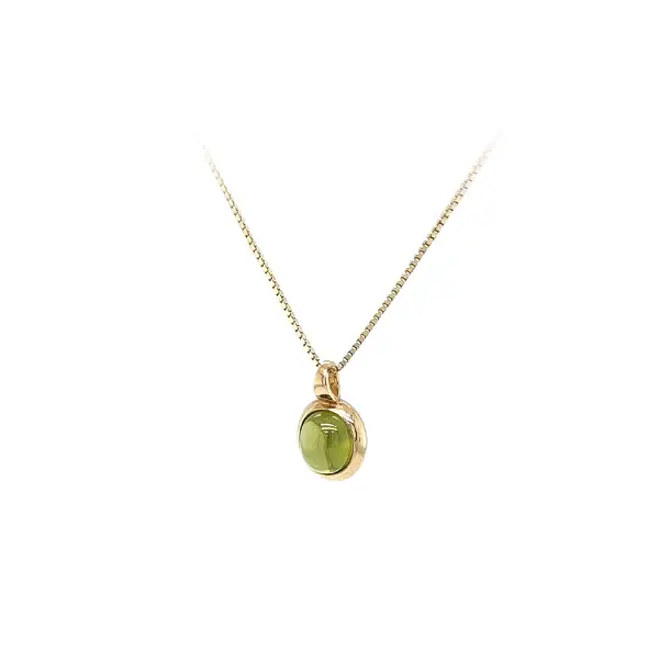 Gold-Anhänger mit grünem Stein