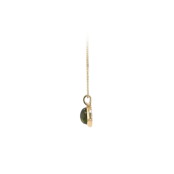 Gold-Anhänger mit grünem Stein