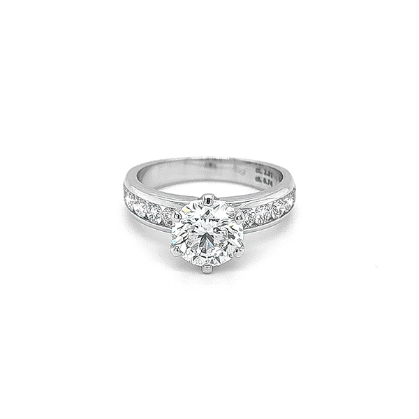 Verlobungsring aus Gold mit Diamanten