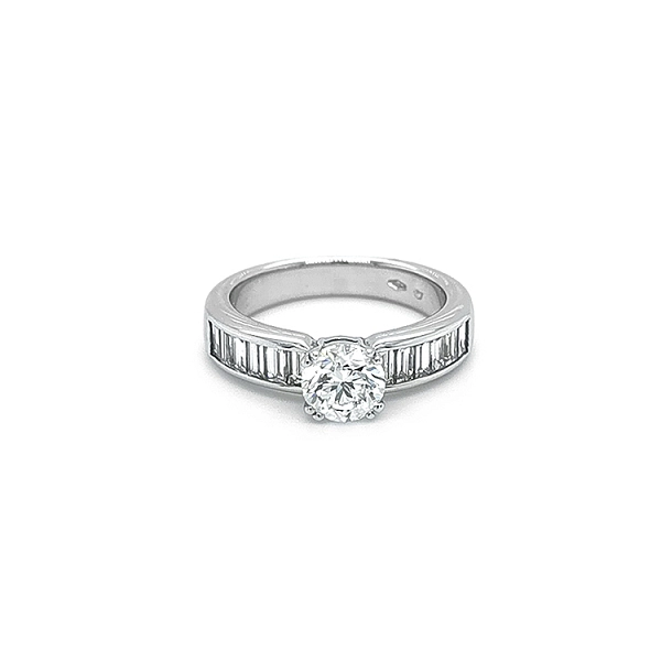 Verlobungsring aus Gold mit Diamanten
