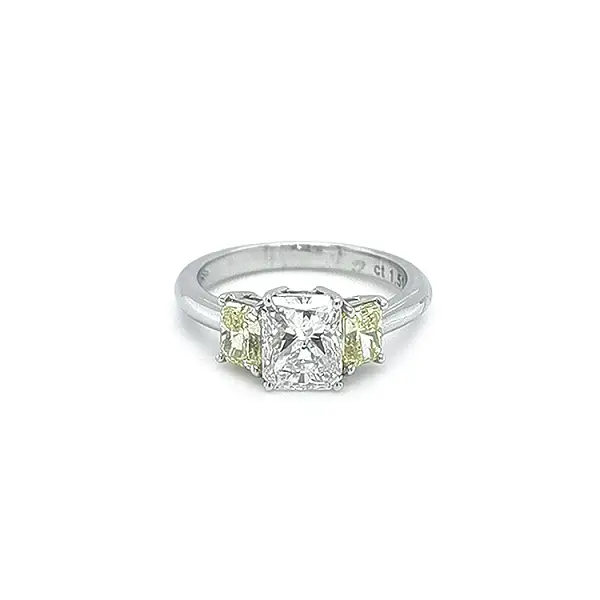 Goldring mit gelben und weißen Diamanten