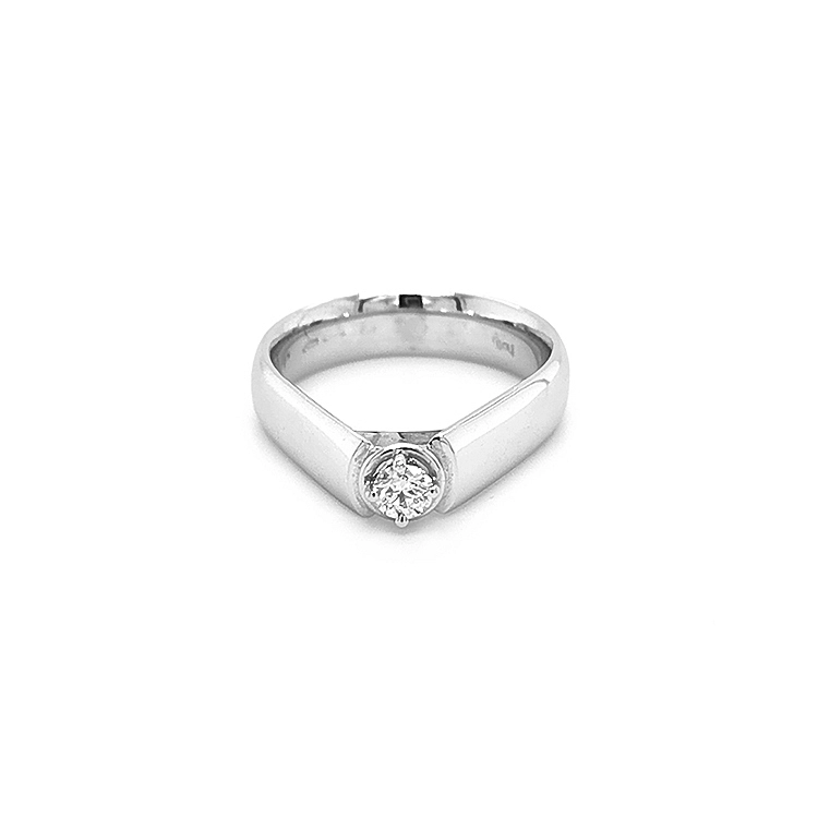 Goldener Verlobungsring mit Diamant