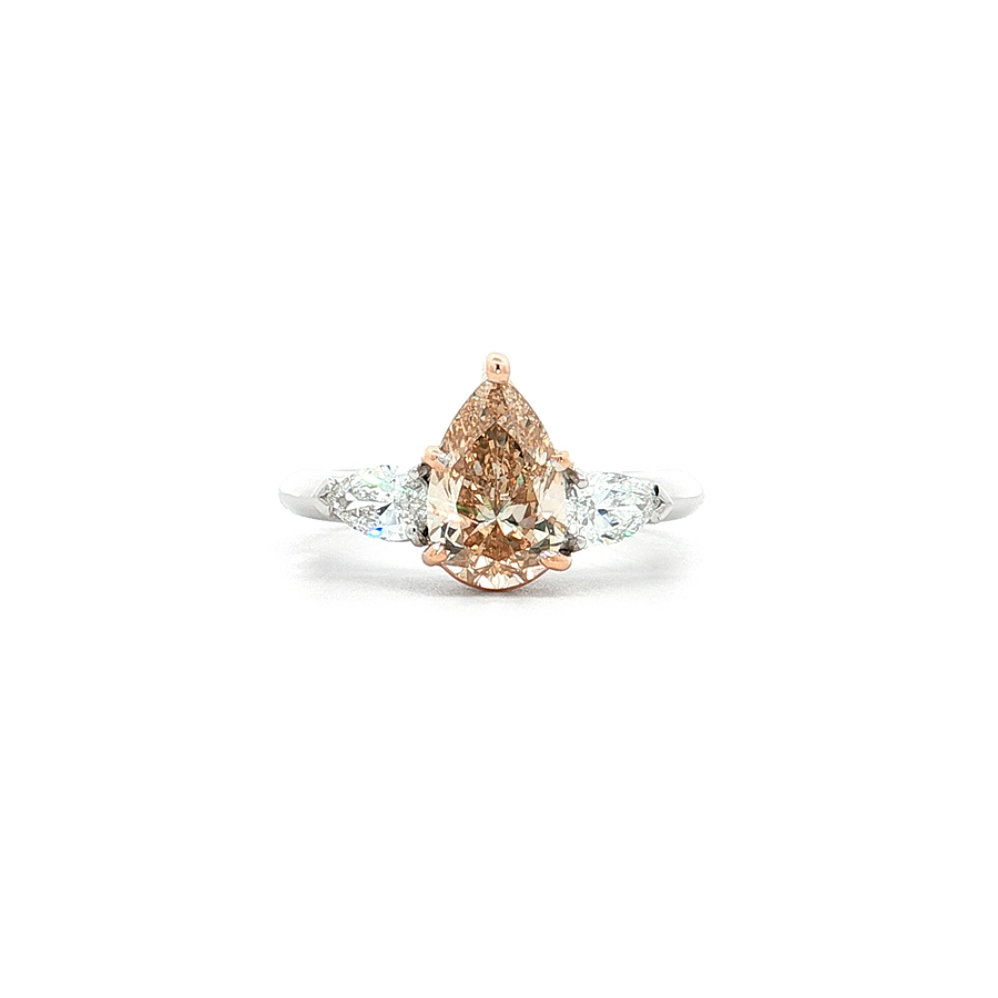 Ring aus 18kt Gold mit Fancy Yellow und weißen Diamanten