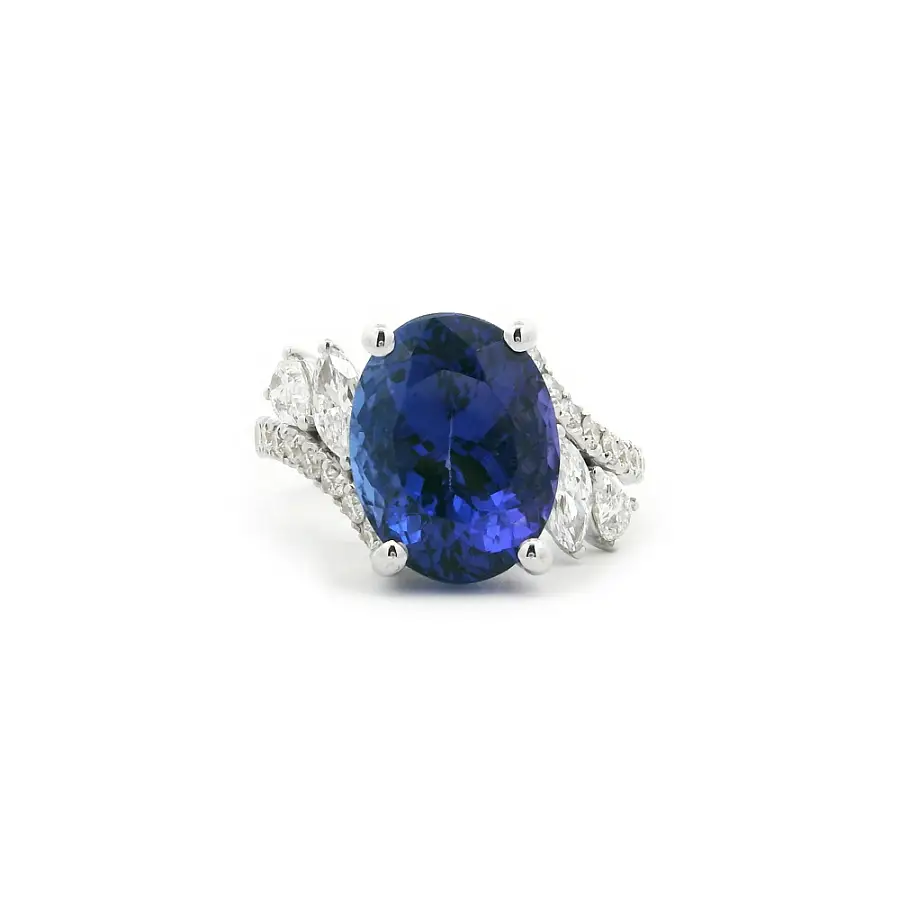 Weißgoldring mit ovalem Tansanit und Diamanten