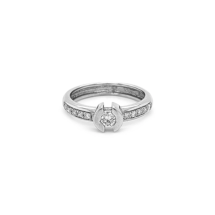 Verlobungsring aus Gold mit Diamanten
