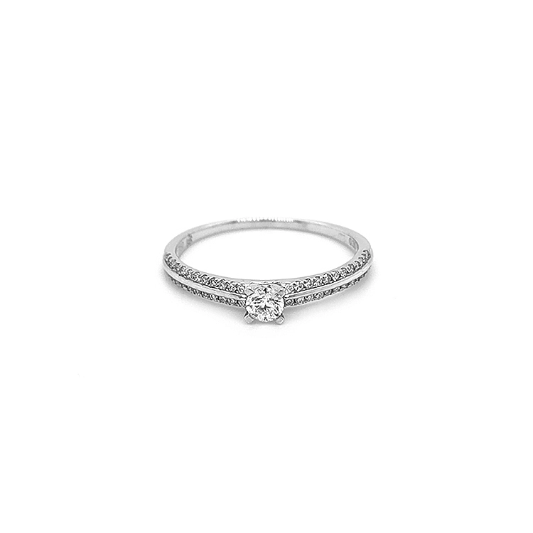 Verlobungsring aus Gold mit Diamanten