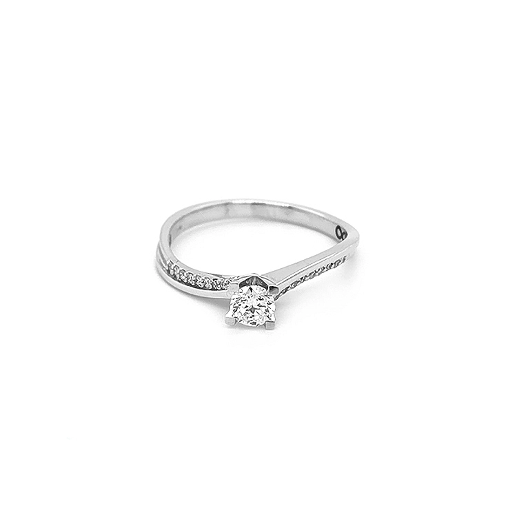 Verlobungsring aus Gold mit Diamanten