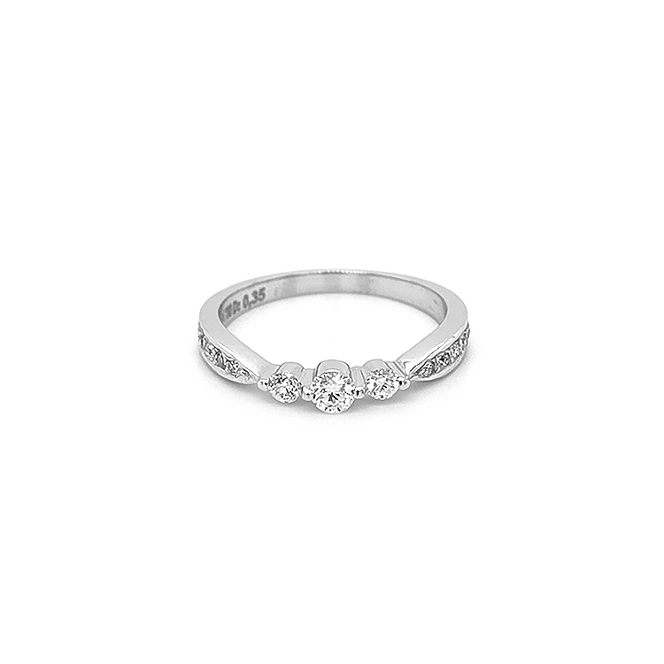 Goldring mit Diamanten