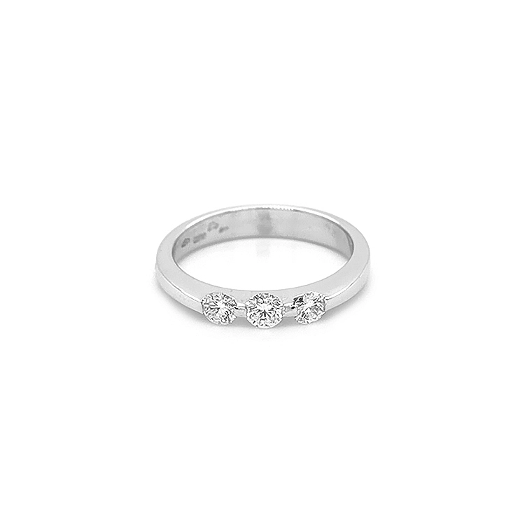 Goldring mit Diamanten