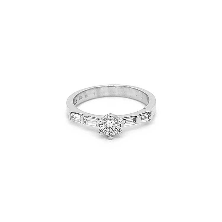 Verlobungsring aus Gold mit Diamanten