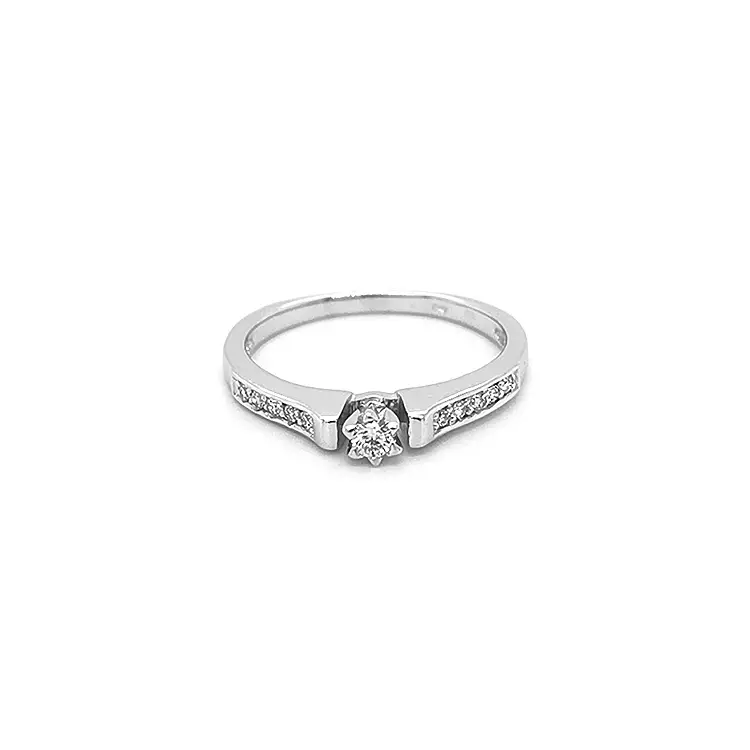 Verlobungsring aus Gold mit Diamanten