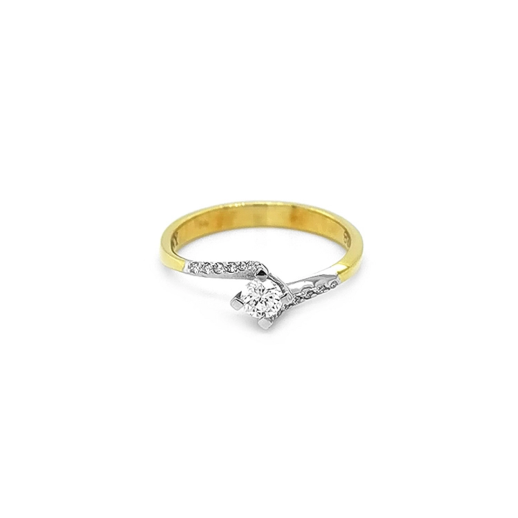 Verlobungsring aus Gold mit Diamanten