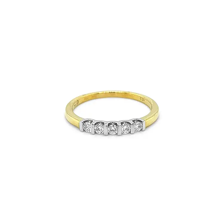 Goldring mit Diamanten