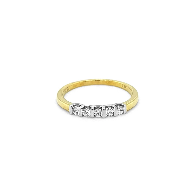 Goldring mit Diamanten
