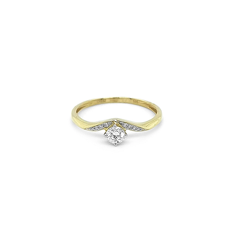 Verlobungsring aus Gold mit Diamanten