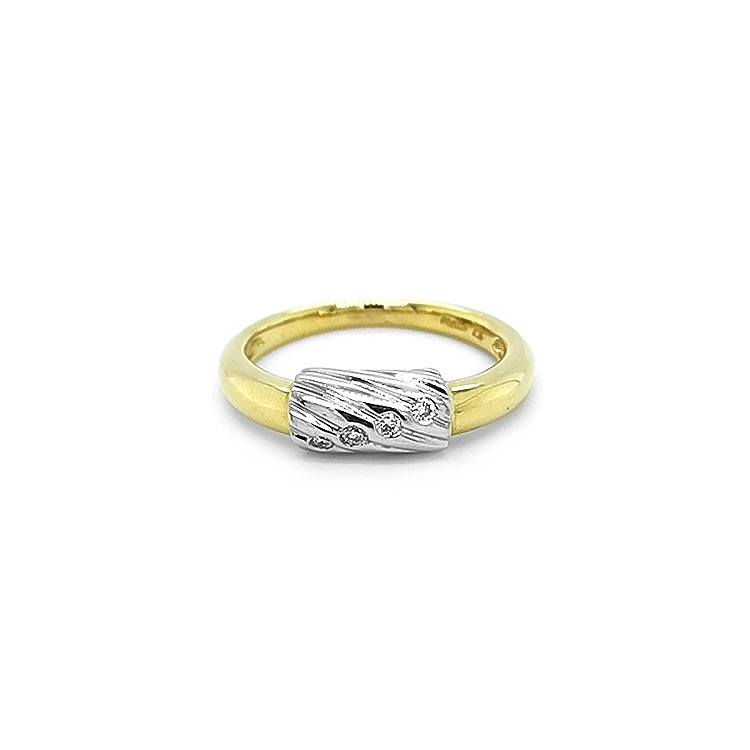 Goldring mit Diamanten