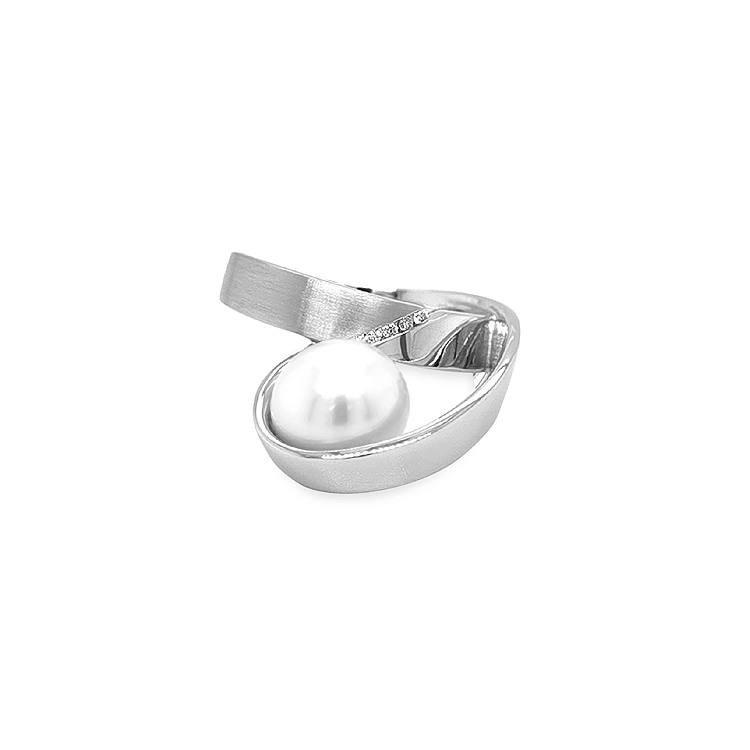 Goldring mit Naturperle und Diamanten