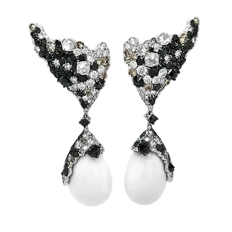 Goldohrringe mit weißen Achaten und Diamanten