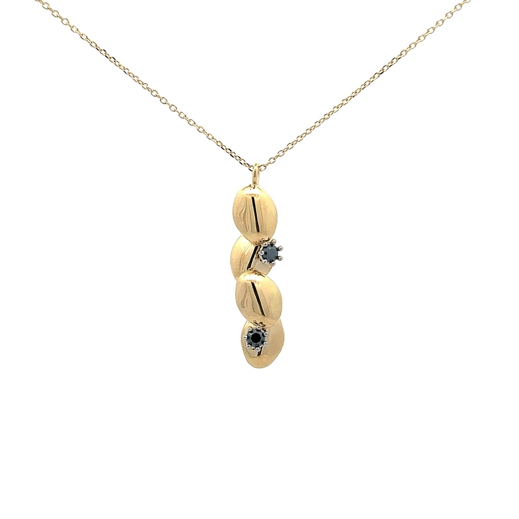 Goldene Halskette mit schwarzen Steinen