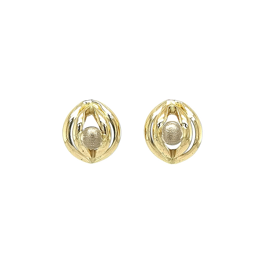 Zeitlose Ohrringe mit Goldkugel und einzigartigem Design