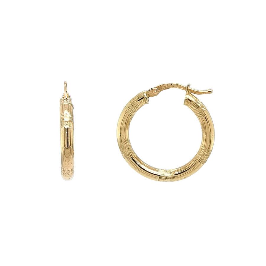 Goldene Creolen mit feinem Muster