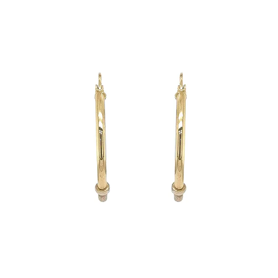 Unverwechselbare runde Ohrringe mit einer Kombination aus Glanz und Matte