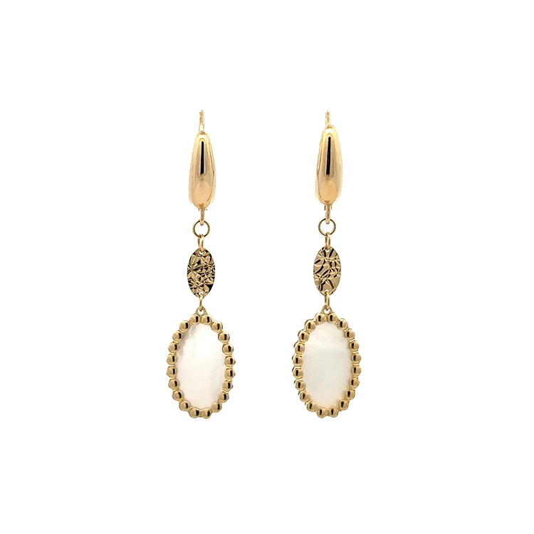 Goldene Ohrringe mit Perlenkette