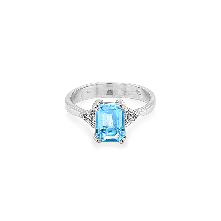 Goldring mit blauem Stein