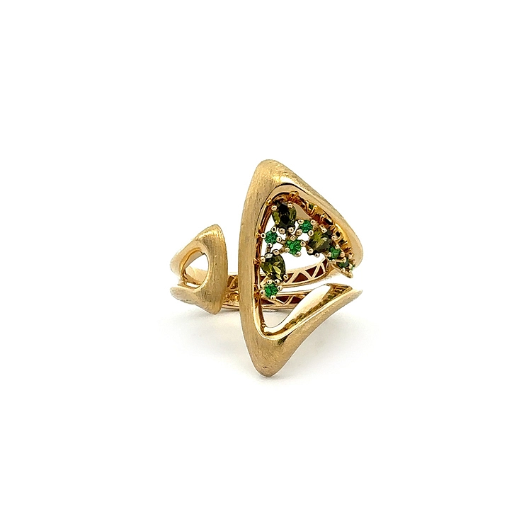 Goldring mit grünen Steinen
