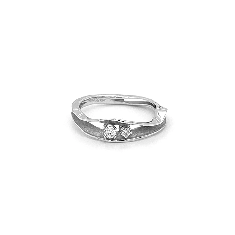 Goldring mit Diamanten