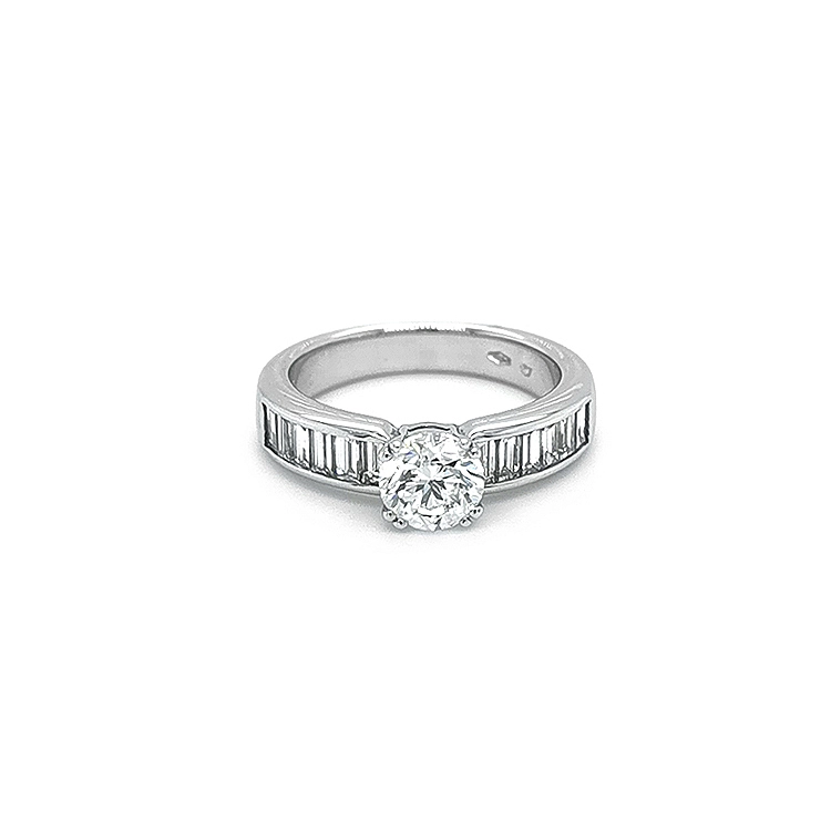 Verlobungsring aus Gold mit Diamanten