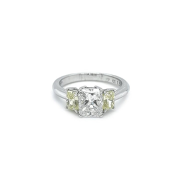 Goldring mit gelben und weißen Diamanten