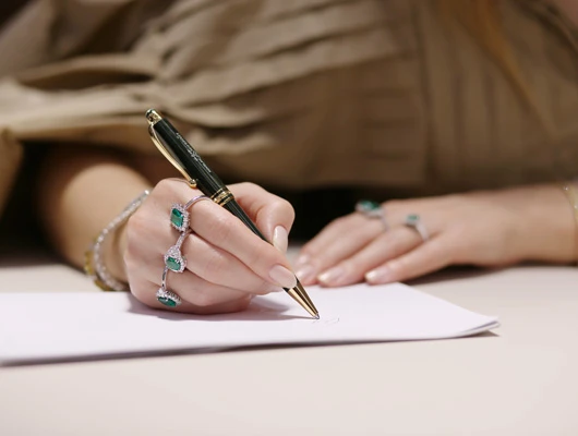Wählen Sie einen luxuriösen Stift, der zu Ihrer Hand passt